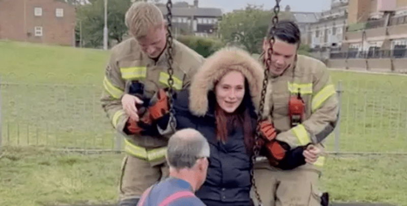 Млада майка се заклещи в детска люлка, спасиха я пожарникари СНИМКИ