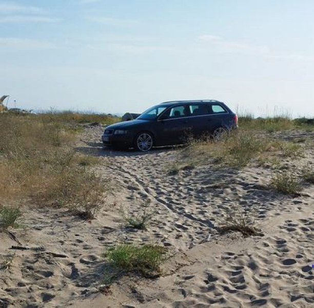 На първа линия: Шофьор паркира на плажа СНИМКИ
