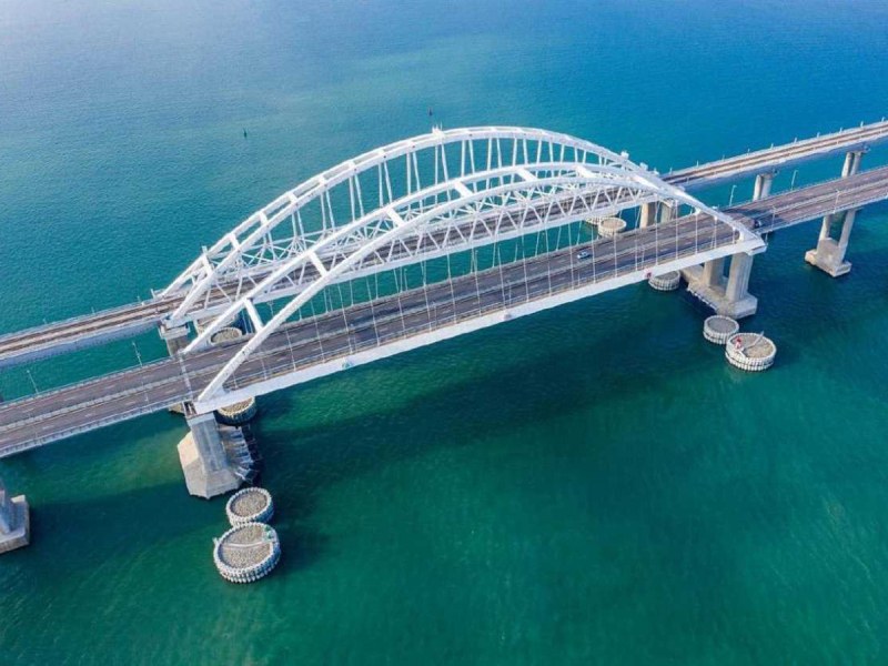 Защитиха Кримския мост от атаки на морски дронове. Вижте как СНИМКИ