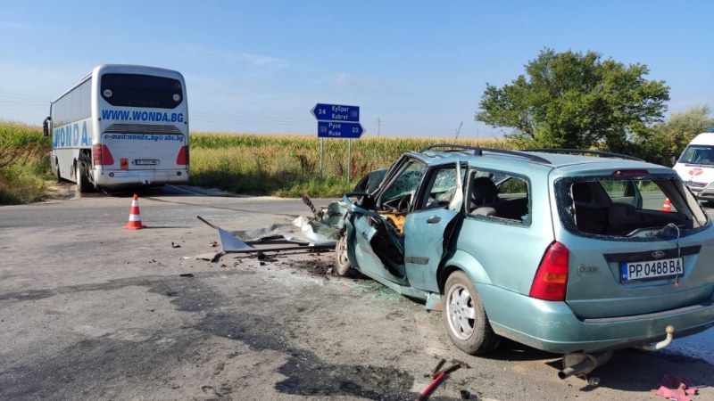 Автобус и кола се блъснаха край Русе, има пострадал СНИМКИ