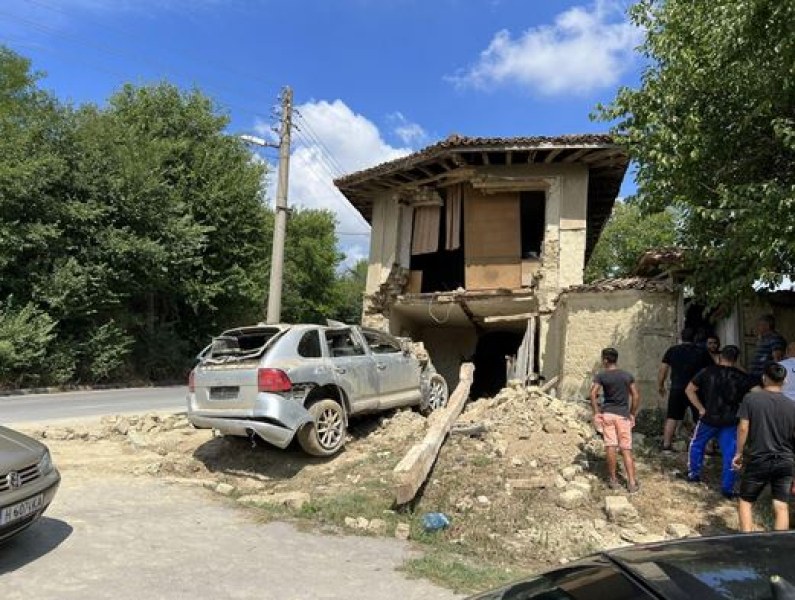 Джип се вряза в къща, остави човек без дом