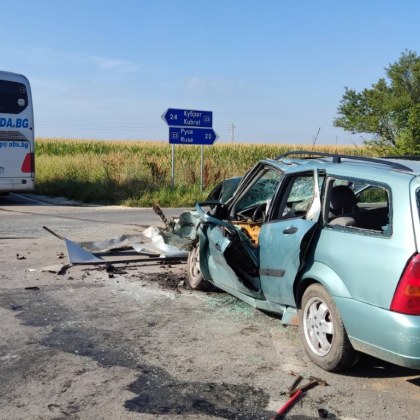 Автобус и кола се блъснаха край Русе, има пострадал СНИМКИ