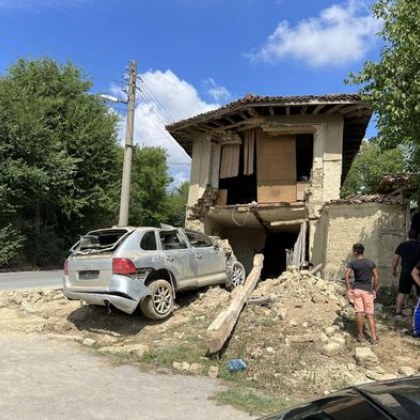 Джип се вряза в къща, остави човек без дом