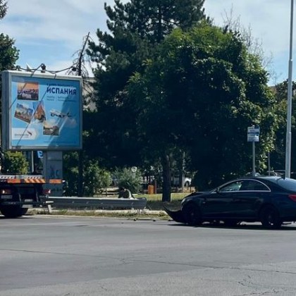 Пътен инцидент в София, има щети СНИМКА