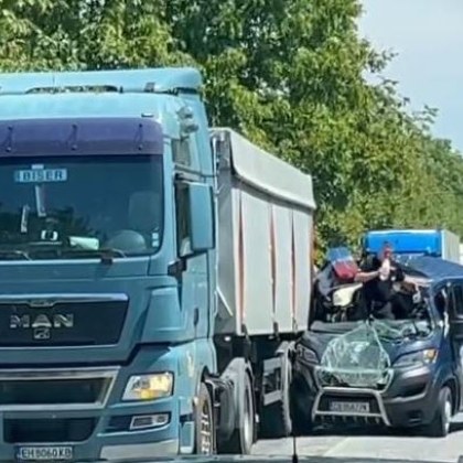 Страшна катастрофа! Бус е помлян след сблъсък СНИМКИ