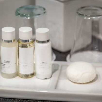 Мениджър на хотел предупреди хората да не използват безплатните принадлежности