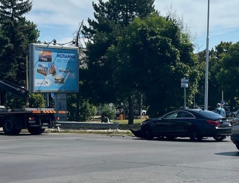 Пътен инцидент в София, има щети СНИМКА