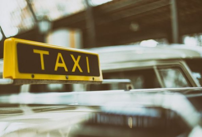 Таксиджия откри забравени 40 000 евро, върна ги!