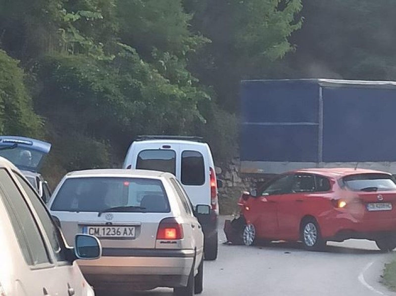 Челен сблъсък на пътя Асеновград - Смолян! Има пострадали СНИМКА