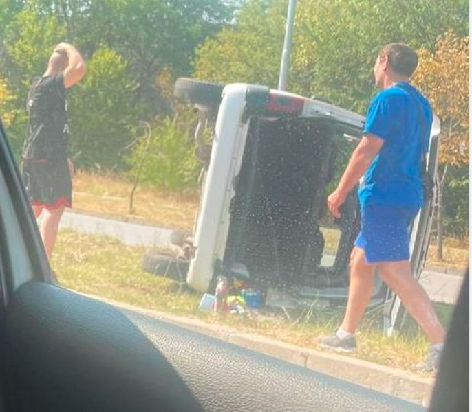 Мъж се държи за главата след каскада на булевард в Пловдив