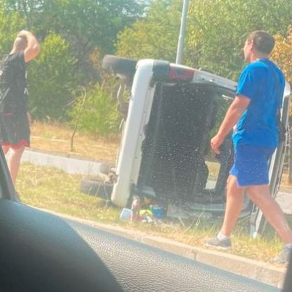 Мъж се държи за главата след каскада на булевард в Пловдив