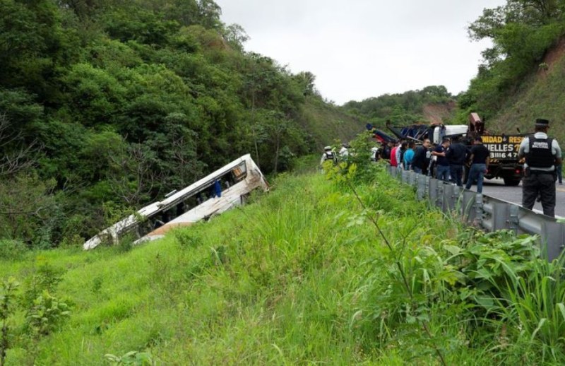 Най-малко 18 души са загинали, когато туристически автобус е паднал