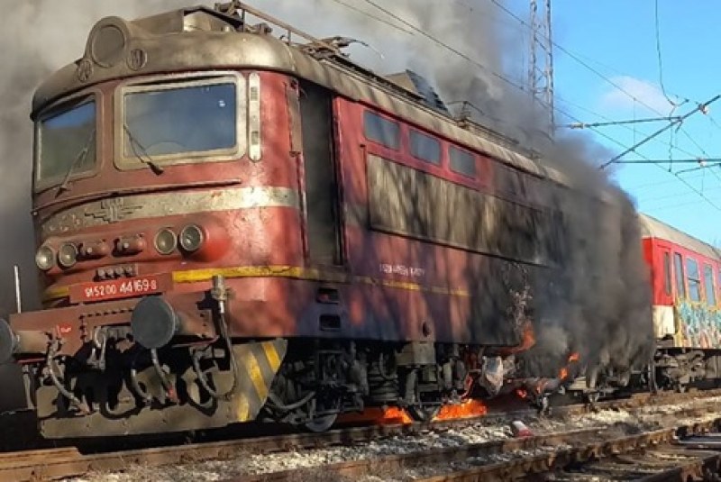 Локомотив на влак се запали в Плевенско, съобщиха от полицията.Тази