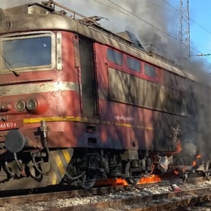 Локомотив на влак се запали в Плевенско съобщиха от полицията Тази