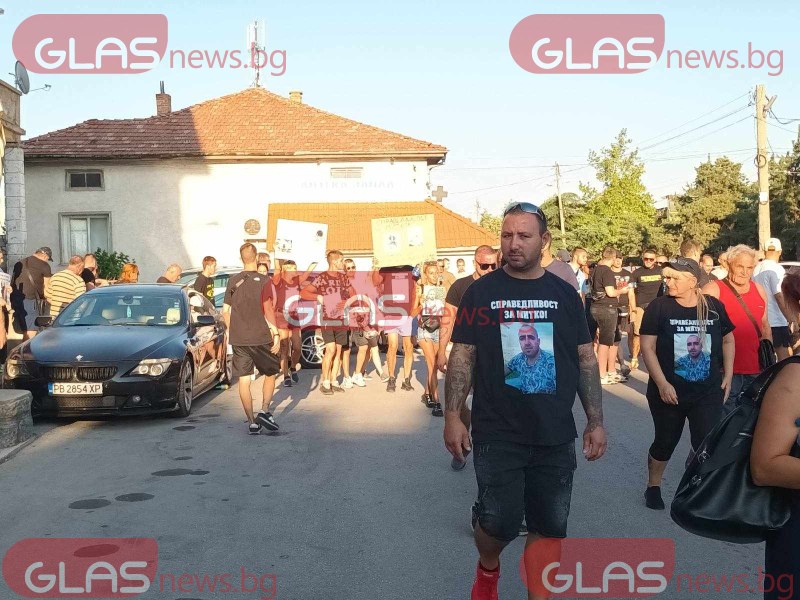 Фенове на Ботев Пд се включиха в протеста в Цалапица, обградиха къщата на близнаците