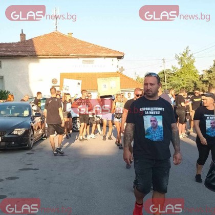 Фенове на Ботев Пд се включиха в протеста в Цалапица, обградиха къщата на близнаците