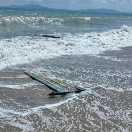 Неочакван предмет изуми плажуващи по родното Черноморие Врата изплува на