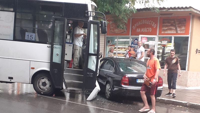 Автобус се заби в лек автомобил в Пловдив СНИМКИ
