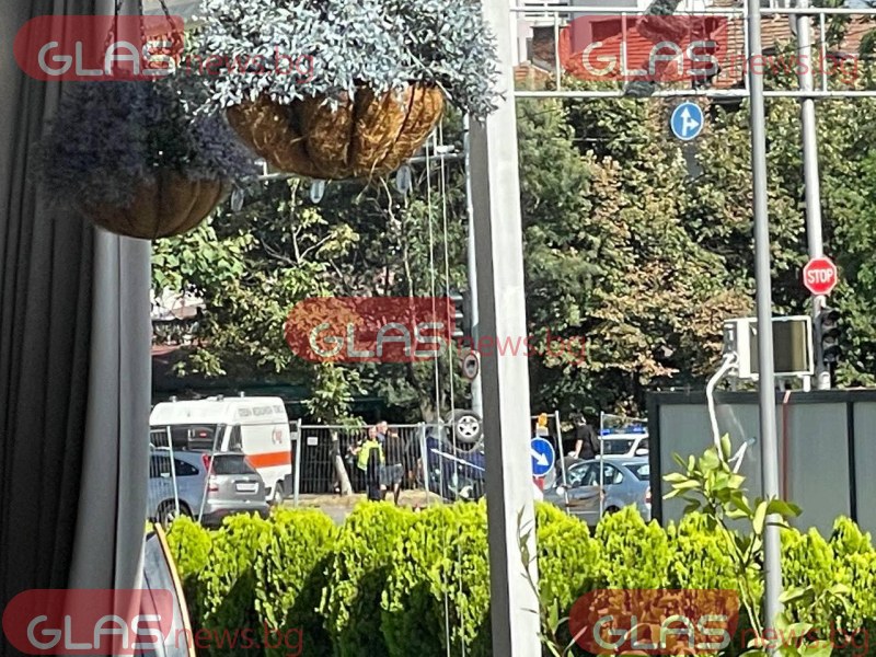Кола се обърна по таван в Пловдив! Линейка е на мястото* СНИМКИ