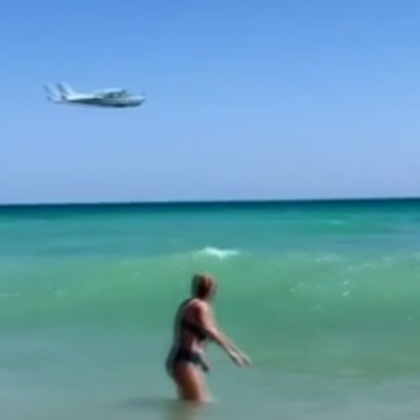 Малък самолет прелетя опасно ниско над плажа в Шабла в