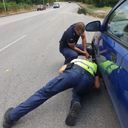 Случка със спукана гума безпомощна жена и двама полицаи втурнали