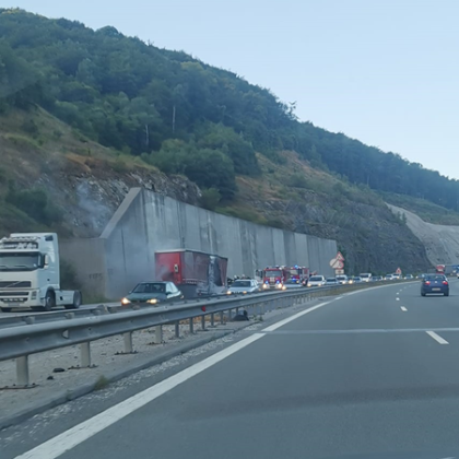 Тежкотоварен автомобил се е запалил на магистрала Струва  в посока София Екипи