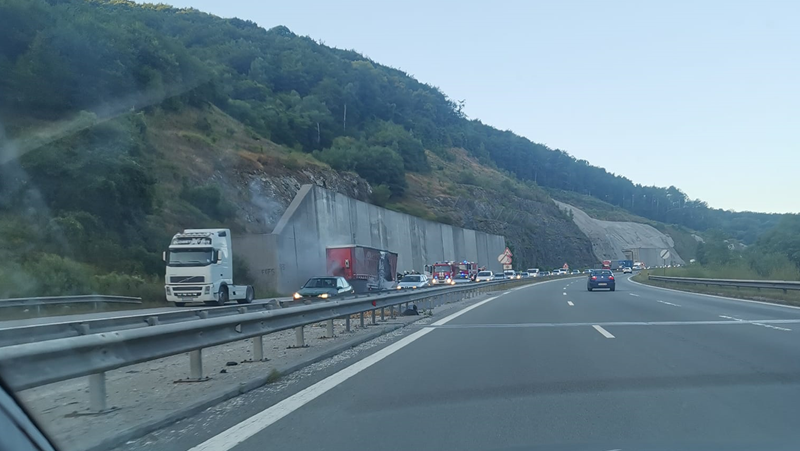 Тежкотоварен автомобил се е запалил на магистрала Струва в посока София.Екипи