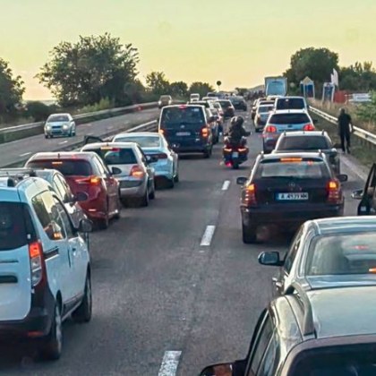 Тежка катастрофа с моторист затвори изхода на Бургас към София