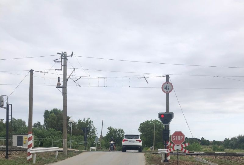 Пловдивчанин се прави на безсмъртен на прелез. Докога? СНИМКИ