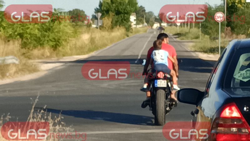 Безразсъдно! Вижте как мъж вози дете на мотор в Пловдивско СНИМКИ