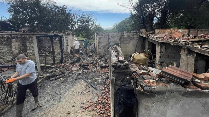 Младо семейство от Великотърновско остана без дом след пожар СНИМКИ