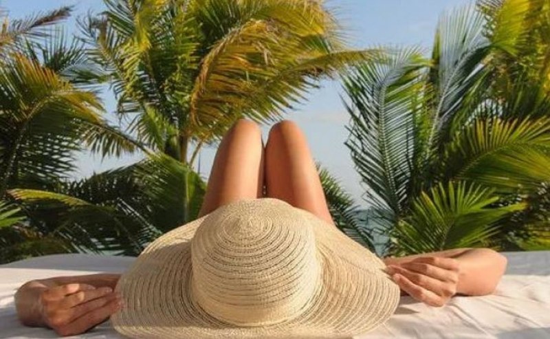 Сегимон Ровира отпочива на целунат от слънцето плаж в Каталуния,