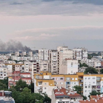 Пожар е избухнал в коритото на река Марица в Пловдив