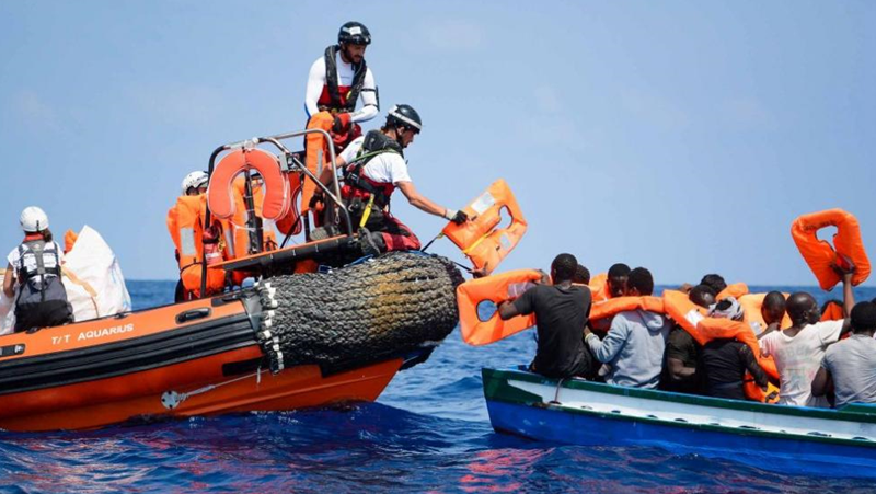 Шестима души са загинали, след като лодка с мигранти, пътуваща
