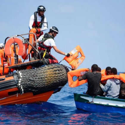 Шестима души са загинали след като лодка с мигранти пътуваща