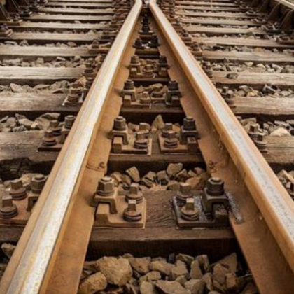 Заради прекъсната контактна мрежа в района на Своге влакът София Варна спря