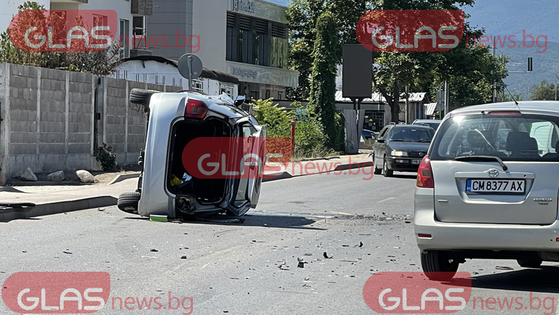 Тежка катастрофа в Пловдив, автомобил се обърна странично СНИМКИ