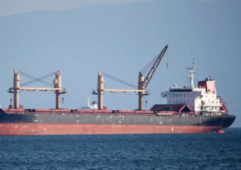 Край България се намира товарният кораб, по който Русия стреля предупредително