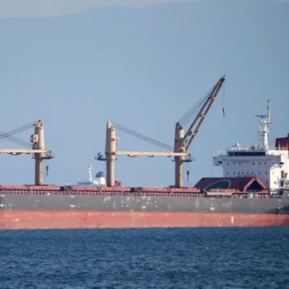 Край България се намира товарният кораб, по който Русия стреля предупредително
