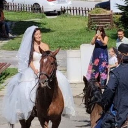 Булка пристигна в кметството на родопското село Смилян яздейки кон