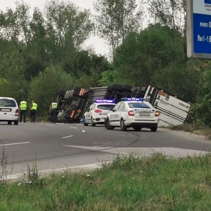 Тежкотоварен камион се е обърнал край Враца Инцидентът е станал
