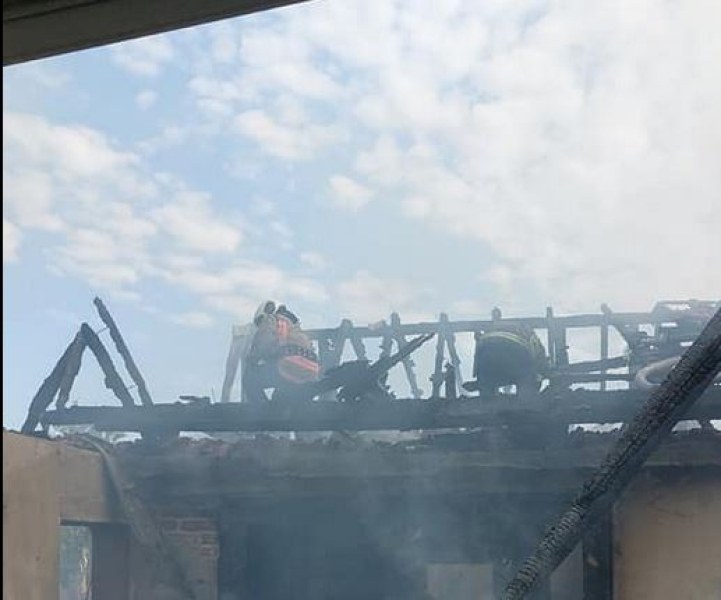 Постройка пламна в Пловдивско, спасиха дома на семейство СНИМКИ