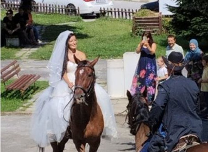 Булка пристигна в кметството на родопското село Смилян, яздейки кон.