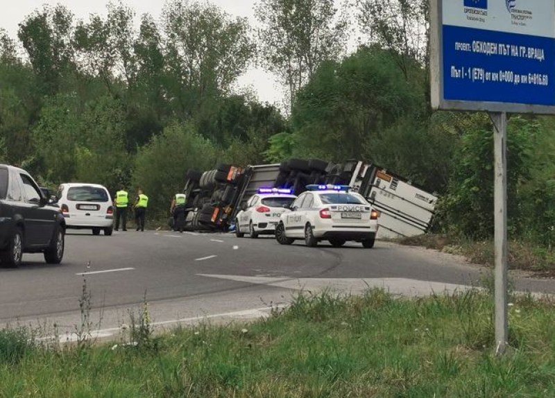 Тежкотоварен камион се е обърнал край Враца. Инцидентът е станал