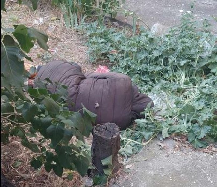 Мъжът, лежащ на улица във Варна, сам отказва помощ