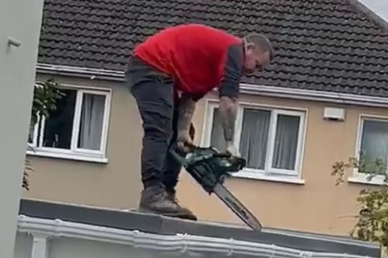 Работник с резачка се качи на покрив, започна да руши ВИДЕО