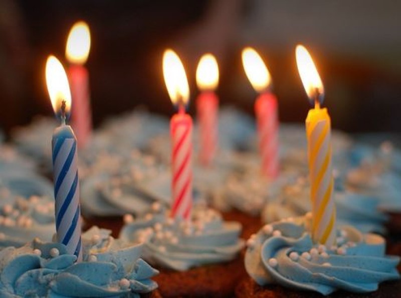 Рожденик плати 20 евро, за да нарежат празничната му торта