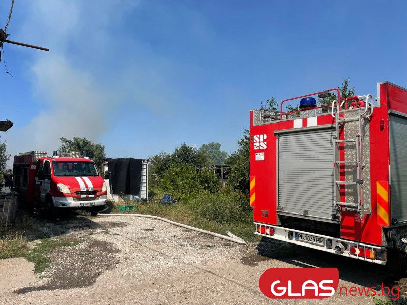 Запалена машина за балиране предизвика пожар до Подбалканския път СНИМКИ