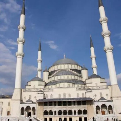 Турските власти започнаха разследване заради модна фотосесия в джамията Коджатепе