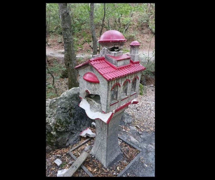 Посегнаха  на декоративен параклис, поставен в гора в Сливенско. Той